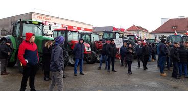 Kilkadziesiąt ciągników wyjechało dziś na drogi powiatu wieluńskiego. Rolnicy protestowali przeciw unijnej polityce rolnej